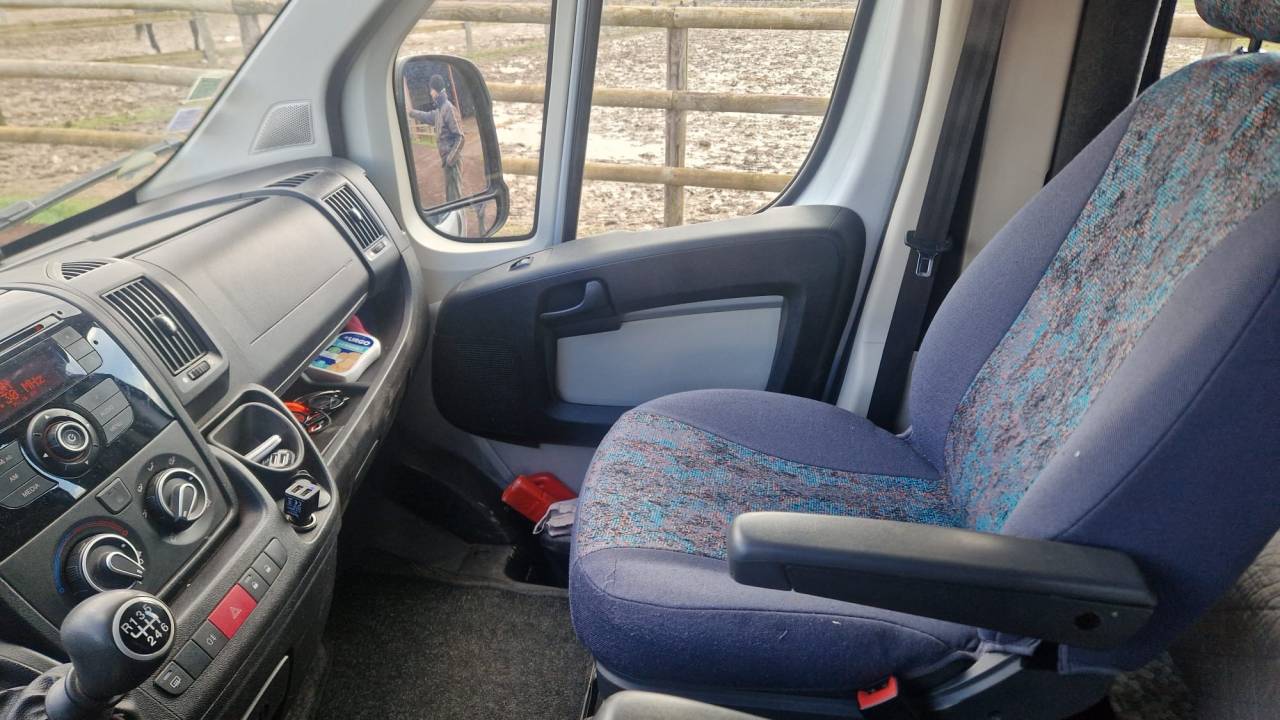 Furgoneta para caballos Theault peugeot  master 2013 De segunda mano