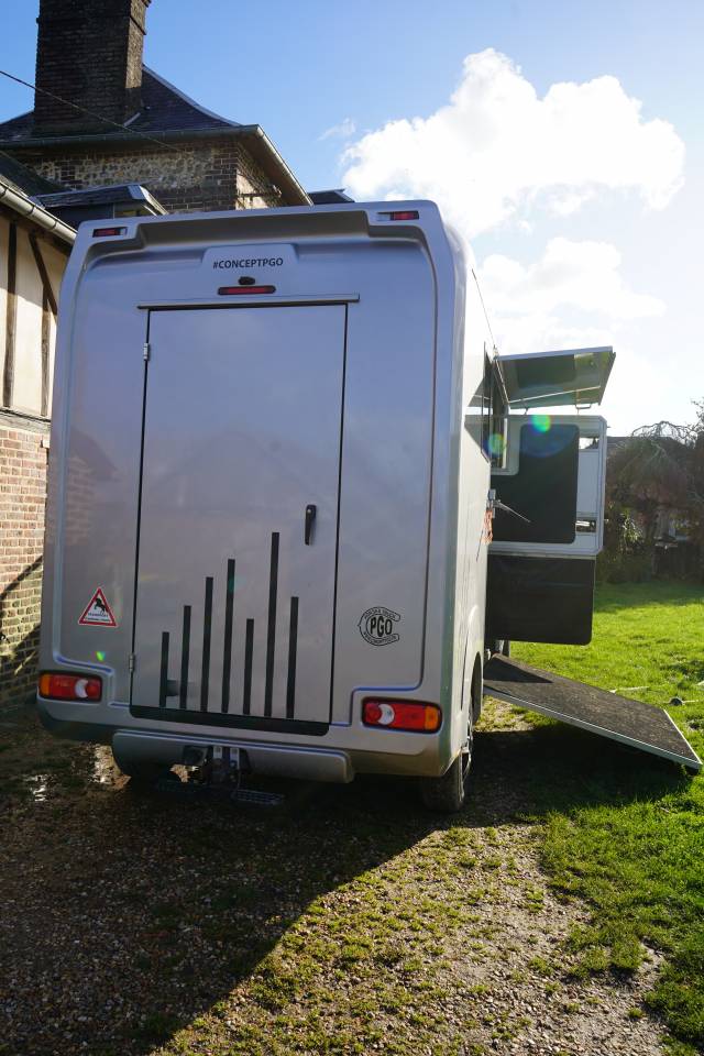 Furgoneta para caballos Opel STX movano 2024 De segunda mano