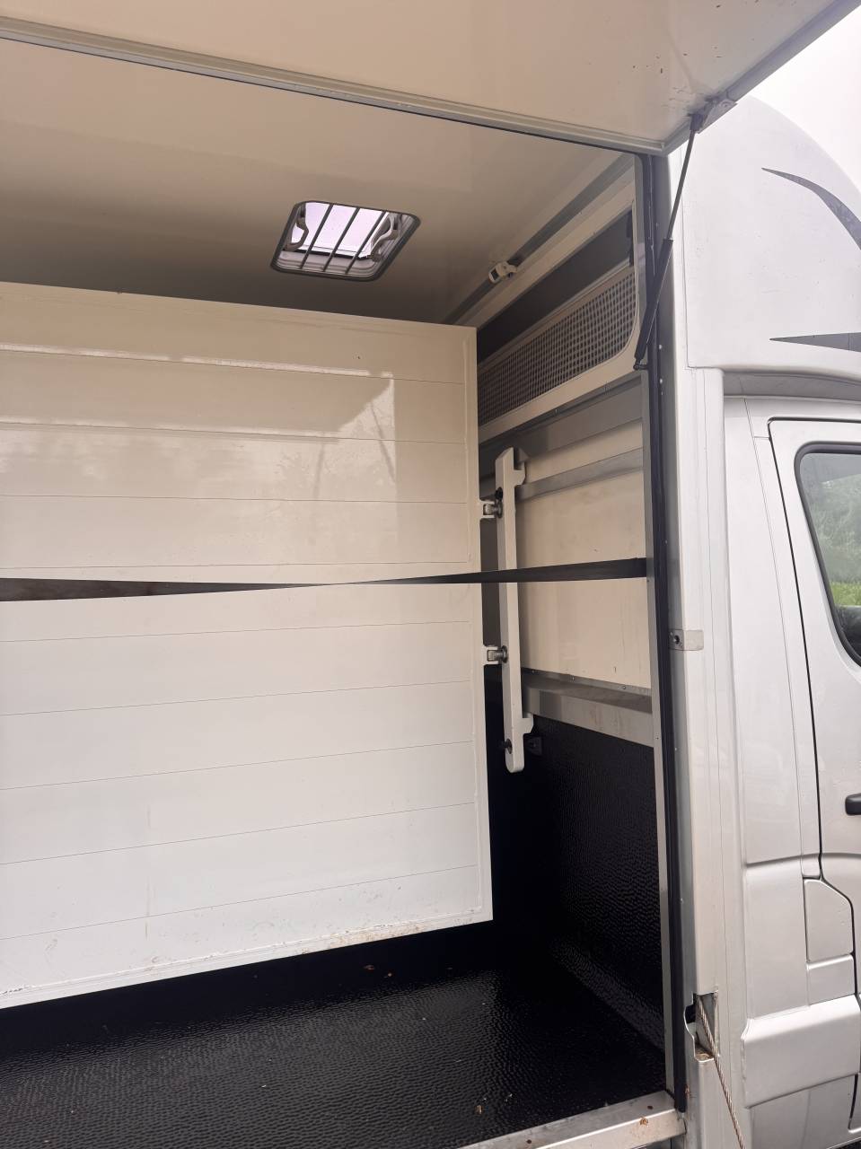 Furgoneta para caballos Renault Renault Master 2.3 DCI 180 ch grand confort 2023 De segunda mano