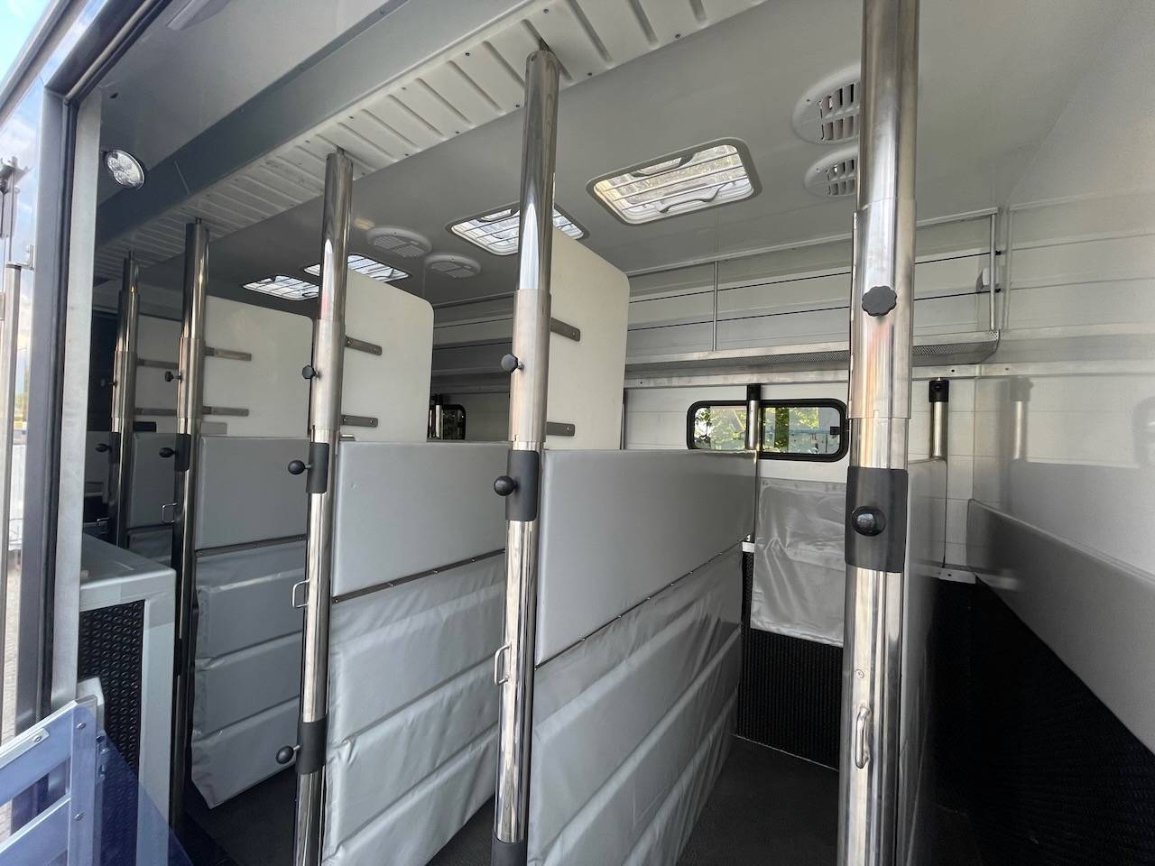 Cami&oacute;n para caballos Scania SCANIA 0 De segunda mano