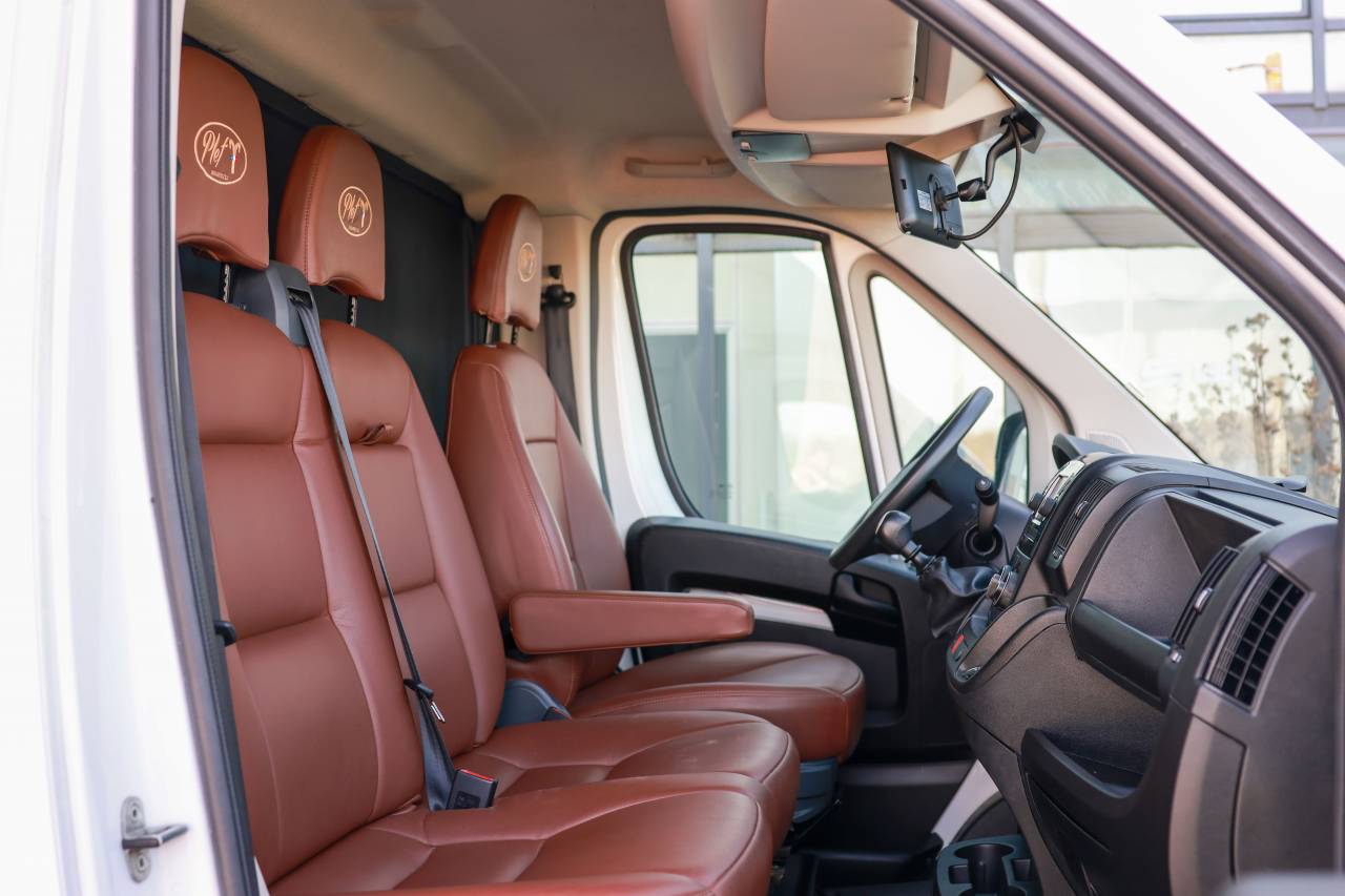 Furgoneta para caballos Peugeot BOXER 2021 De segunda mano