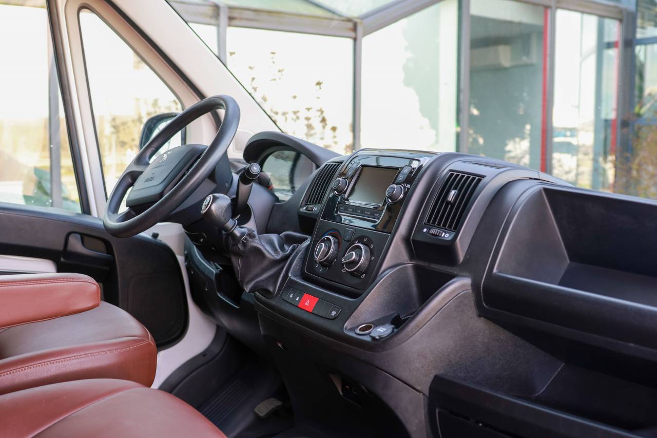 Furgoneta para caballos Peugeot BOXER 2021 De segunda mano