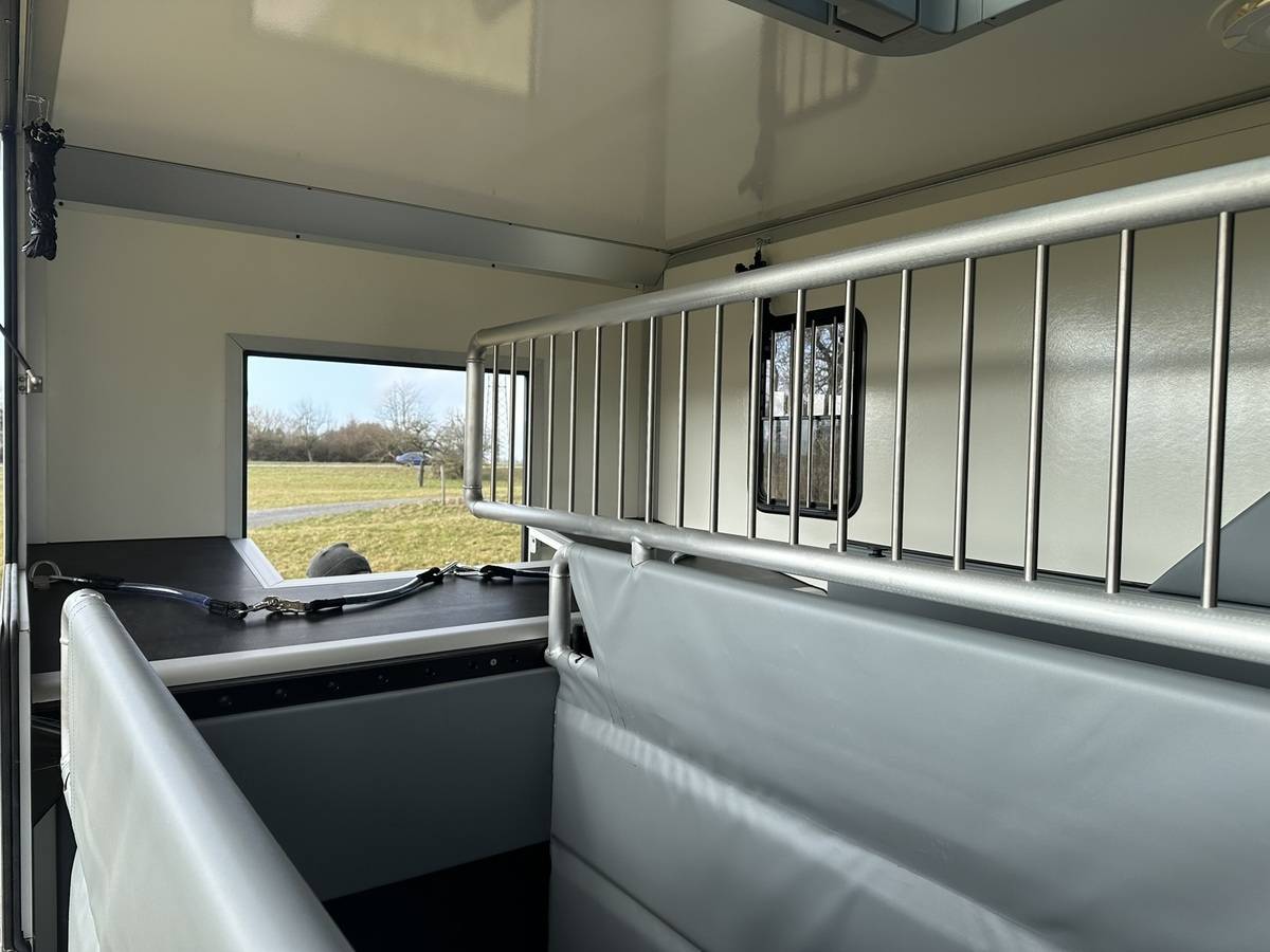 Furgoneta para caballos Otra marca NISSAN 0 Nuevo