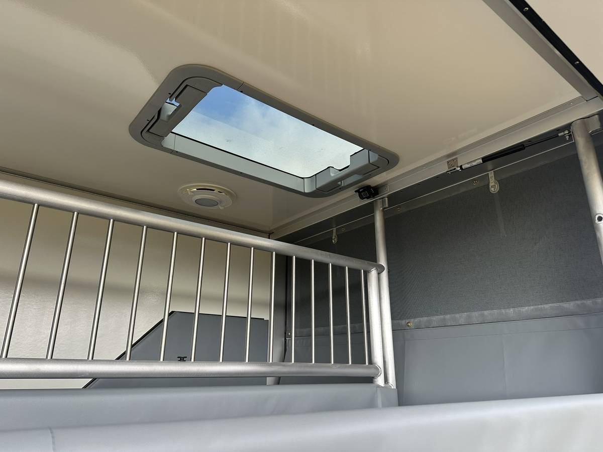 Furgoneta para caballos Otra marca NISSAN 0 Nuevo