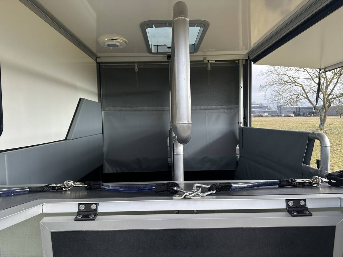 Furgoneta para caballos Otra marca NISSAN 0 Nuevo