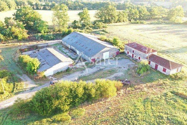 Explotaci&oacute;n agr&iacute;cola En venta Vienne