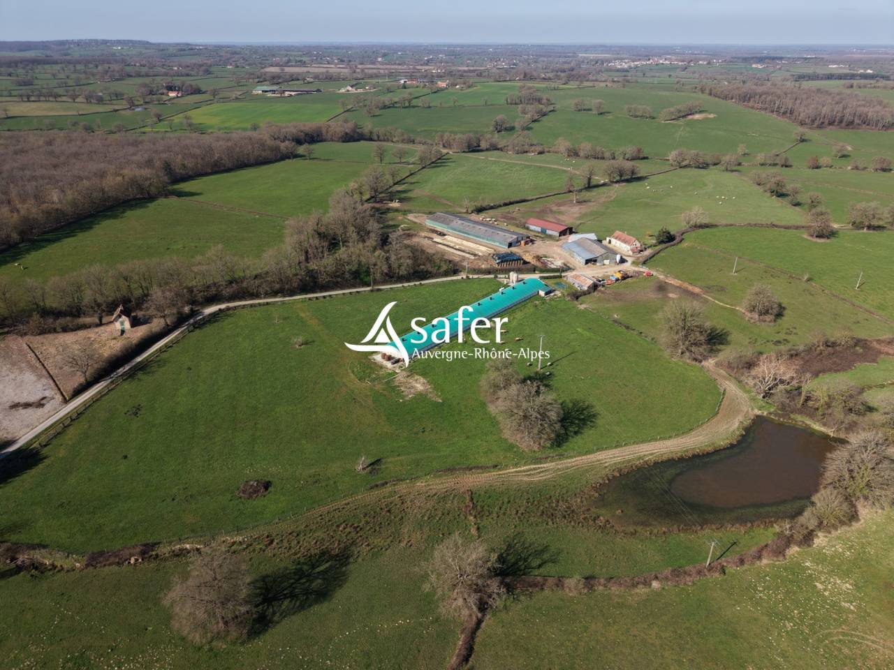 Explotaci&oacute;n av&iacute;cola En venta Allier