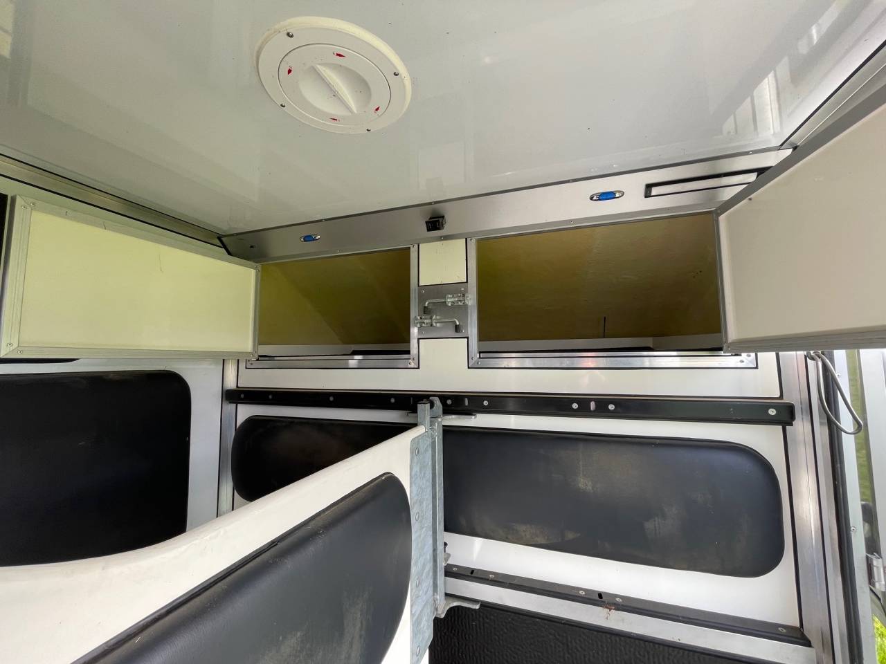 Furgoneta para caballos Renault RENAULT MASTER  2023 De segunda mano