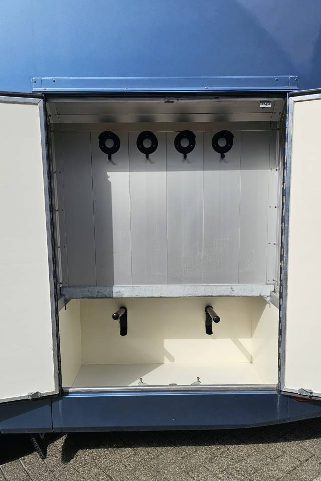 Cami&oacute;n para caballos Mercedes ATEGO 2013 De segunda mano