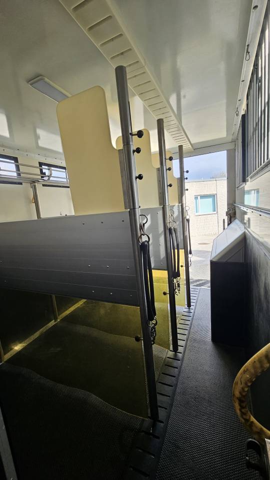 Cami&oacute;n para caballos Mercedes ATEGO 2013 De segunda mano