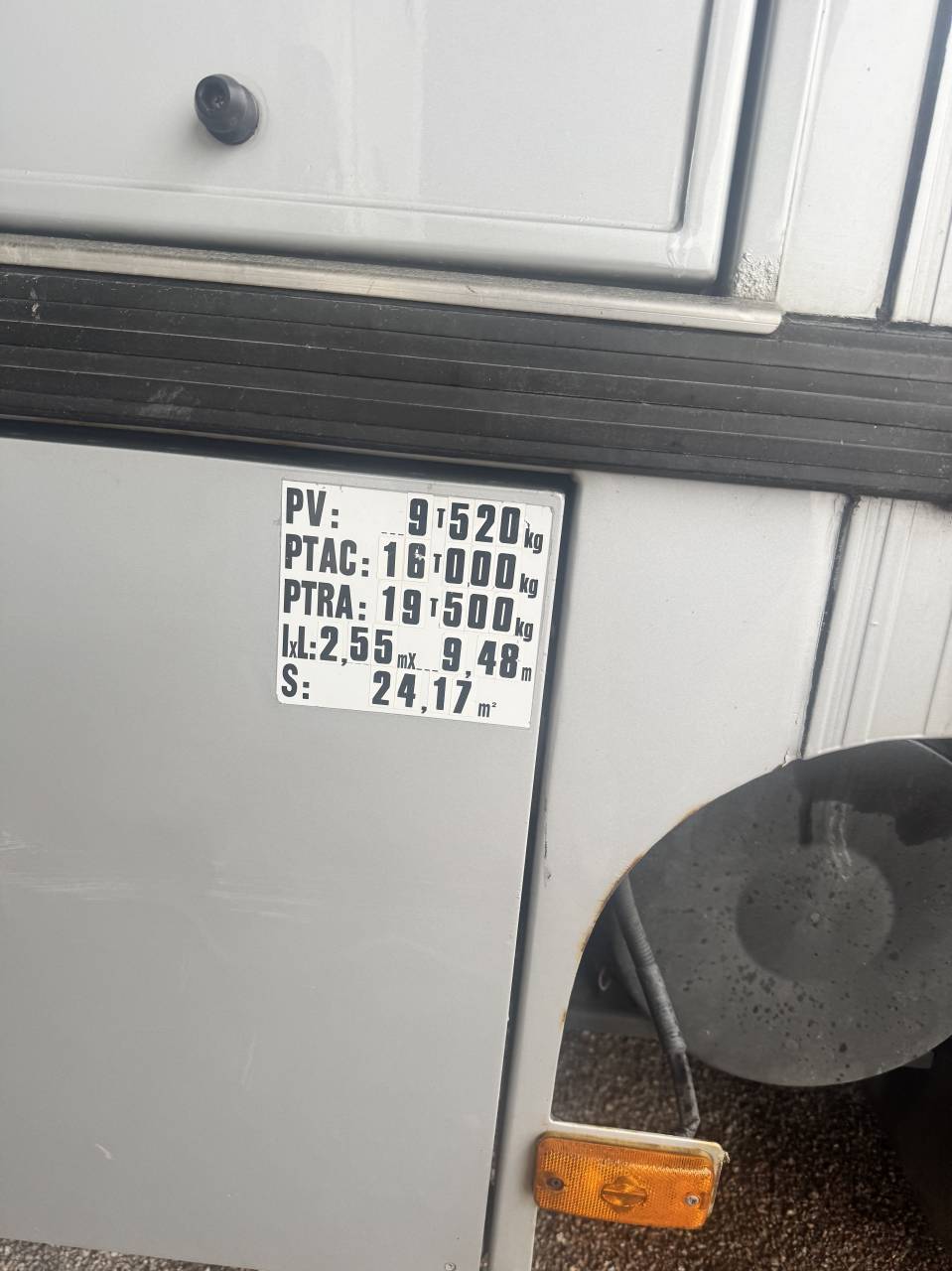 Cami&oacute;n para caballos Theault  2009 De segunda mano