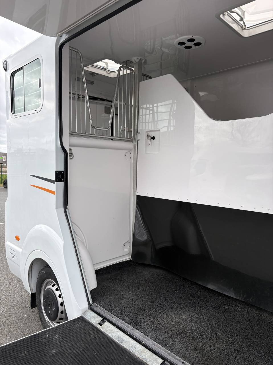 Furgoneta para caballos Barbot D5 2024 De segunda mano