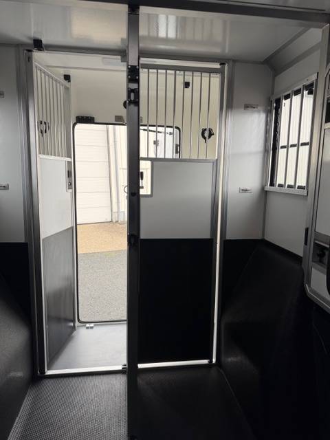 Furgoneta para caballos AKX Renault Master 2026 Nuevo