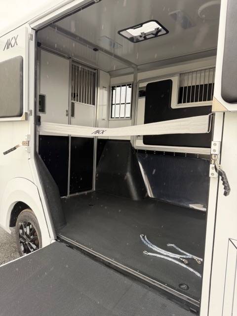 Furgoneta para caballos AKX Renault Master 2026 Nuevo