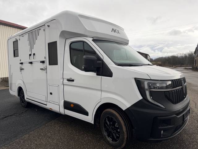 Furgoneta para caballos AKX Renault Master 2026 Nuevo