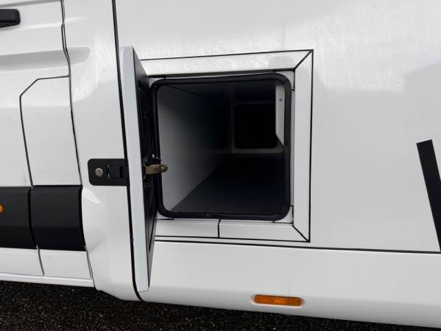 Furgoneta para caballos AKX Renault Master 2026 Nuevo