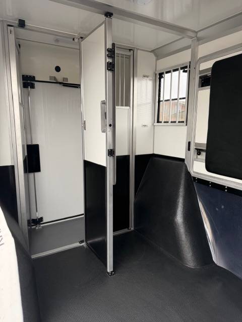 Furgoneta para caballos AKX Renault Master 2026 Nuevo