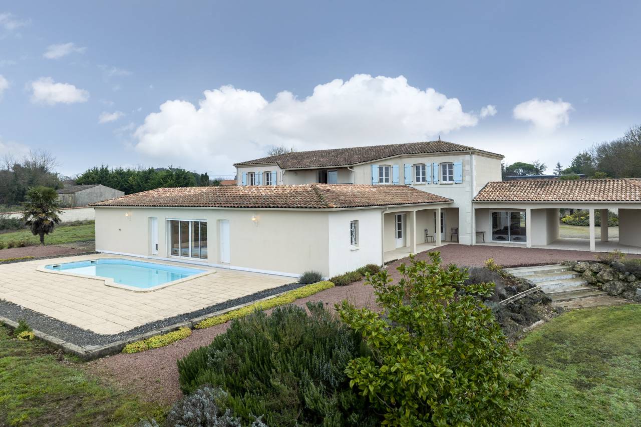 Bonita residencia ecuestre En venta Charente Mar&iacute;timo