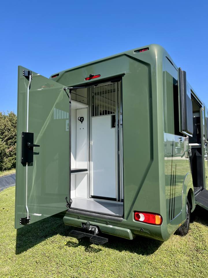 Furgoneta para caballos AKX  2026 Nuevo