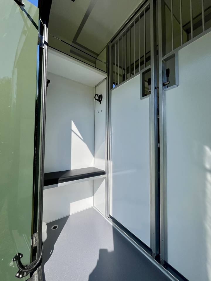 Furgoneta para caballos AKX  2026 Nuevo