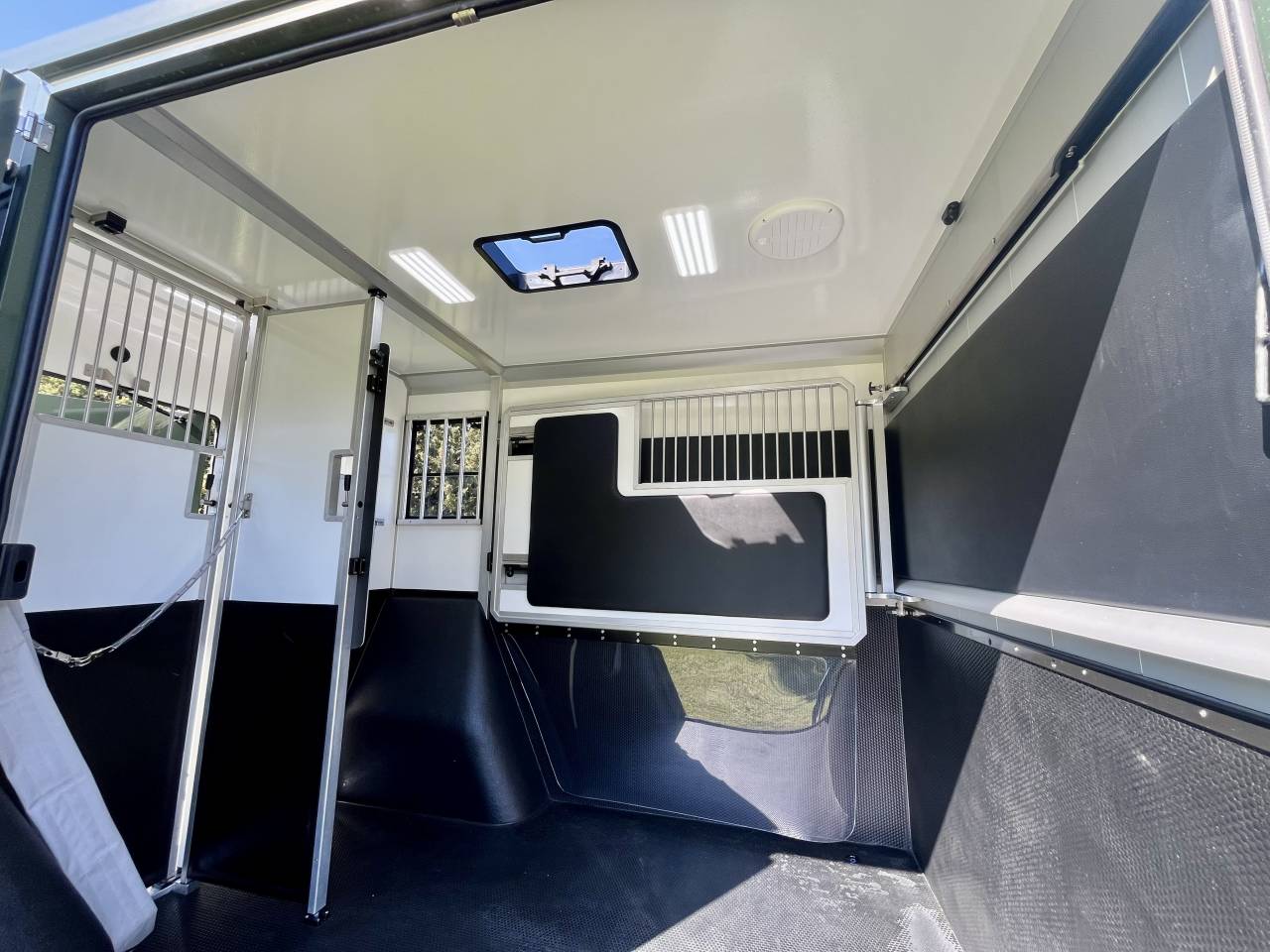 Furgoneta para caballos AKX  2026 Nuevo