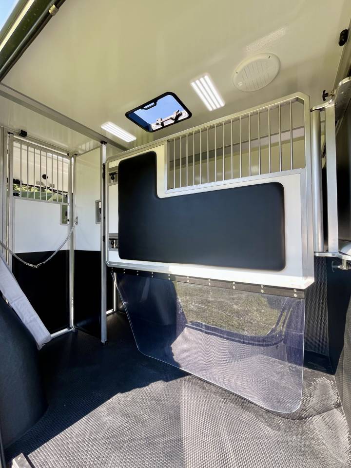 Furgoneta para caballos AKX  2026 Nuevo