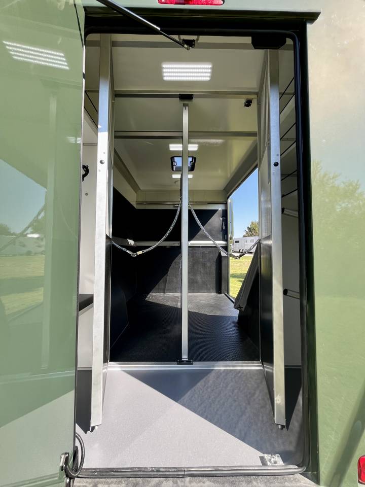 Furgoneta para caballos AKX  2026 Nuevo