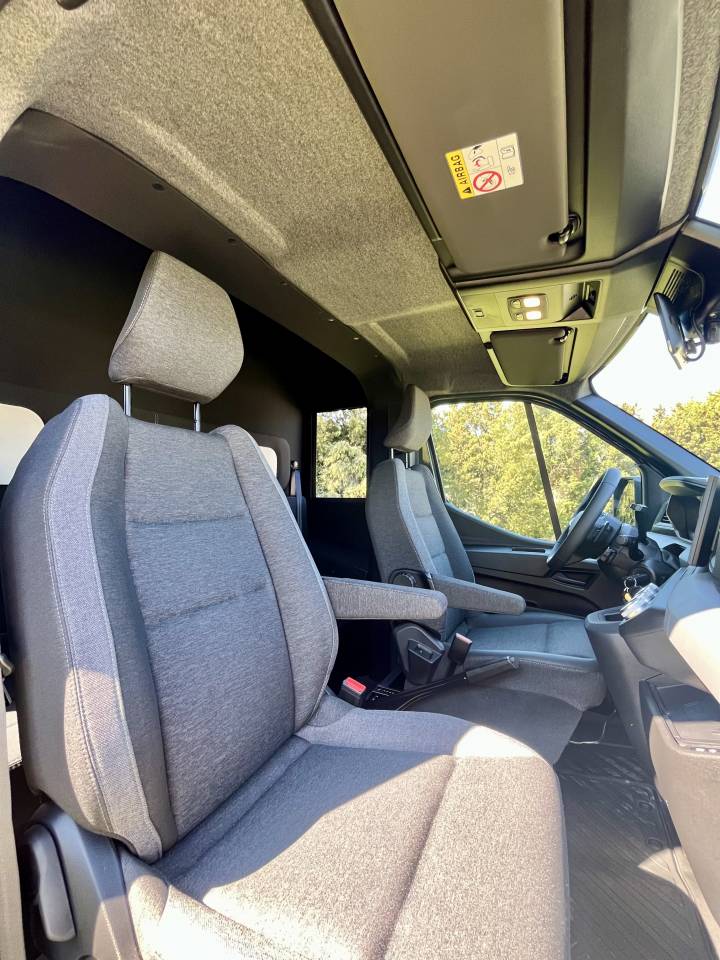 Furgoneta para caballos AKX  2026 Nuevo