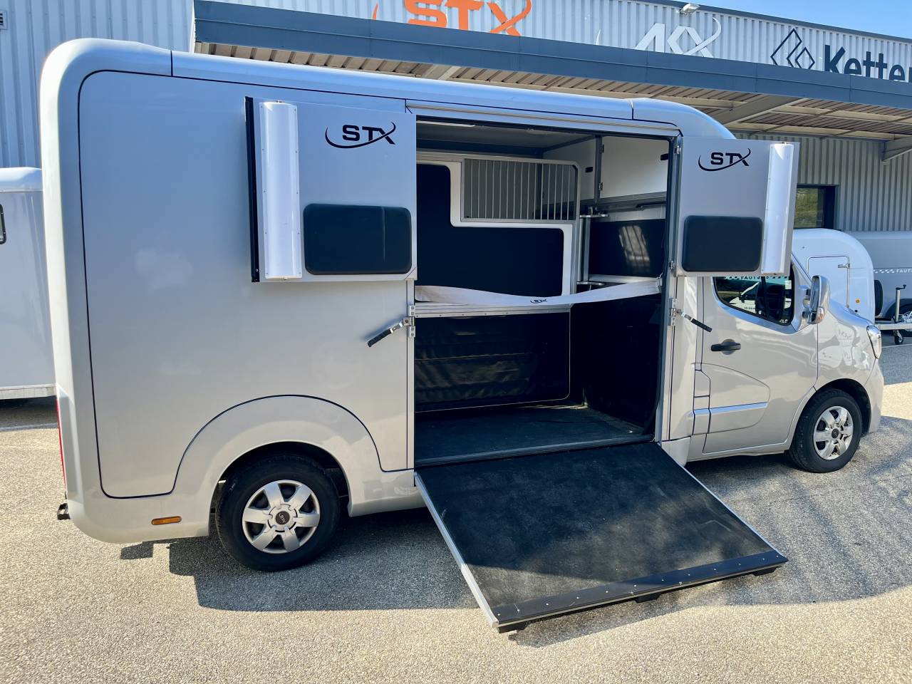 Furgoneta para caballos STX  2021 De segunda mano