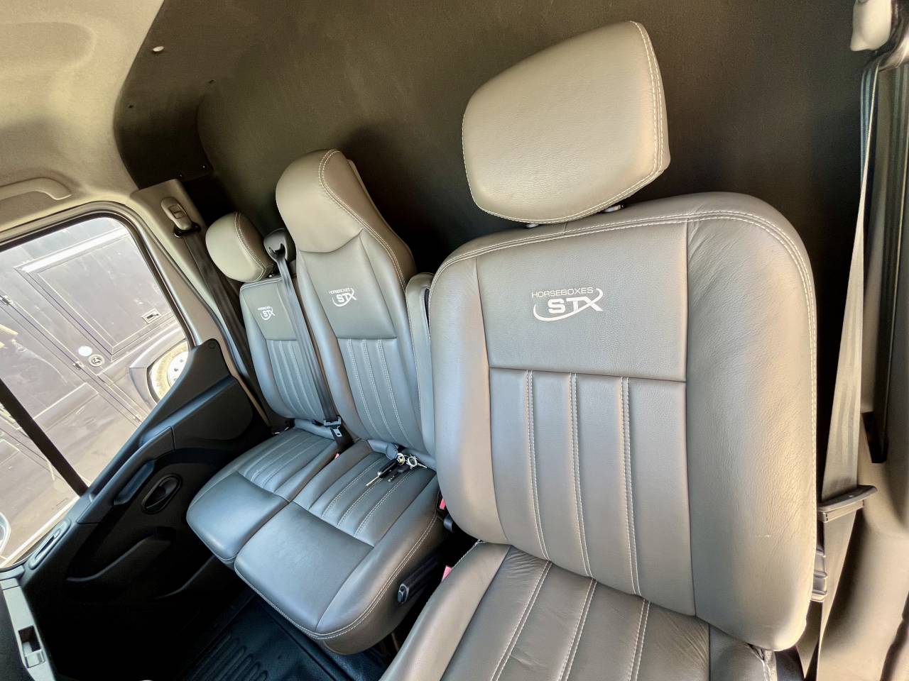 Furgoneta para caballos STX  2021 De segunda mano