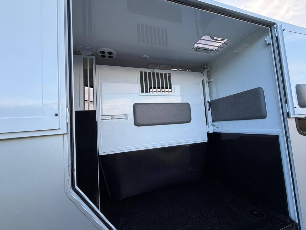 Furgoneta para caballos TBST Renault Master 2026 Nuevo