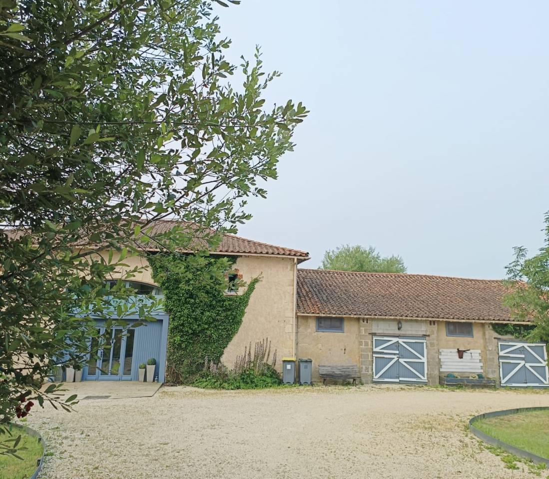 Bonita residencia ecuestre En venta Deux-S&egrave;vres