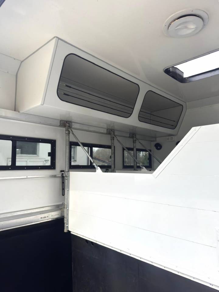 Cami&oacute;n para caballos Mercedes MERCEDES-BENZ 0 De segunda mano