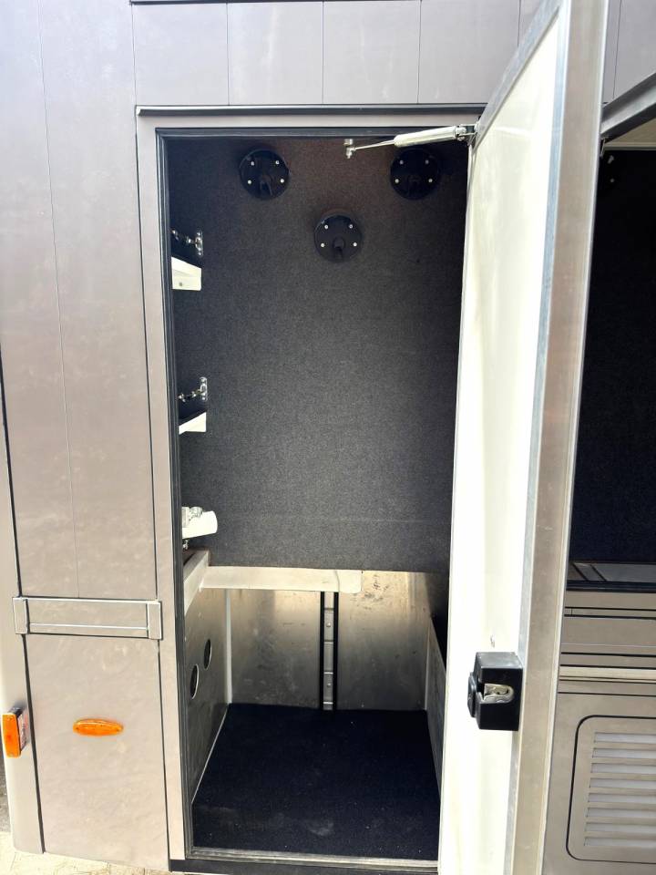 Cami&oacute;n para caballos Mercedes MERCEDES-BENZ 0 De segunda mano