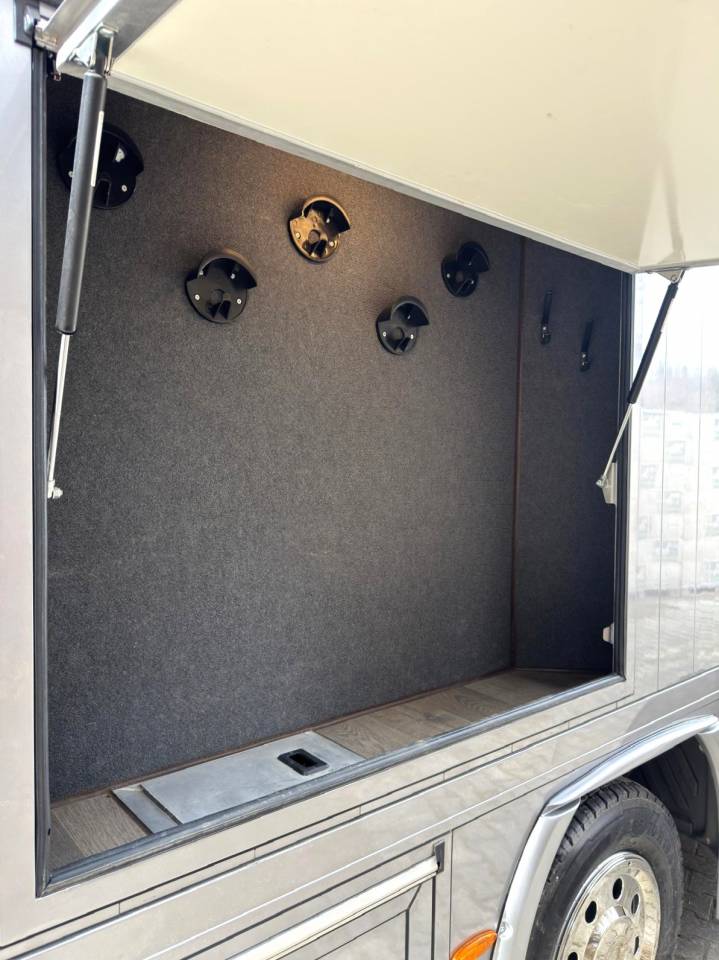 Cami&oacute;n para caballos Mercedes MERCEDES-BENZ 0 De segunda mano