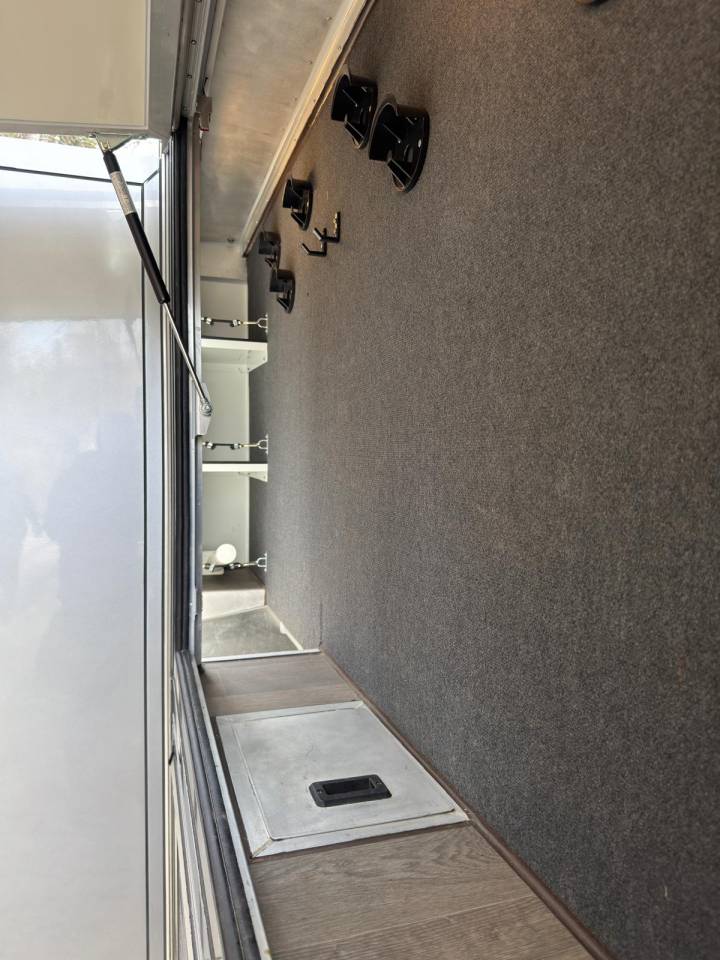 Cami&oacute;n para caballos Mercedes MERCEDES-BENZ 0 De segunda mano