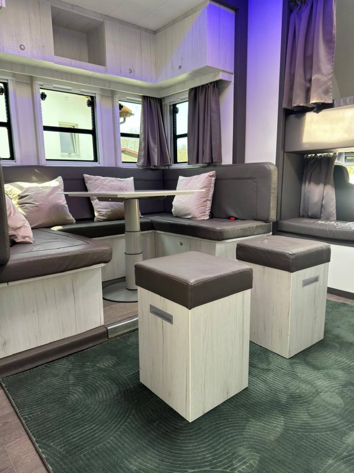 Cami&oacute;n para caballos Mercedes MERCEDES-BENZ 0 De segunda mano