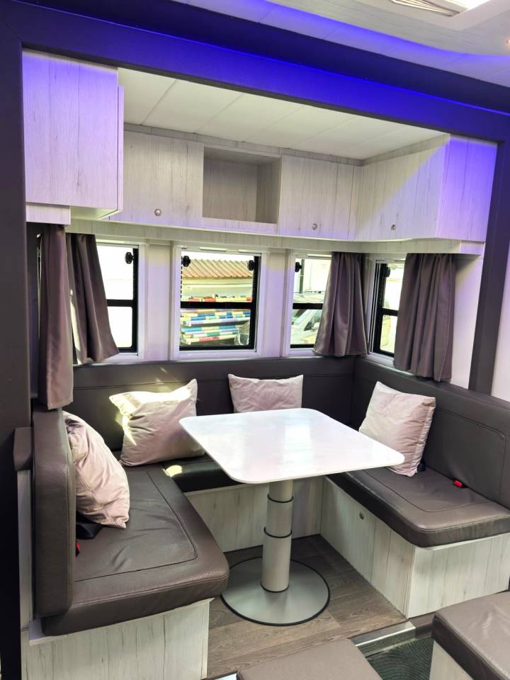 Cami&oacute;n para caballos Mercedes MERCEDES-BENZ 0 De segunda mano