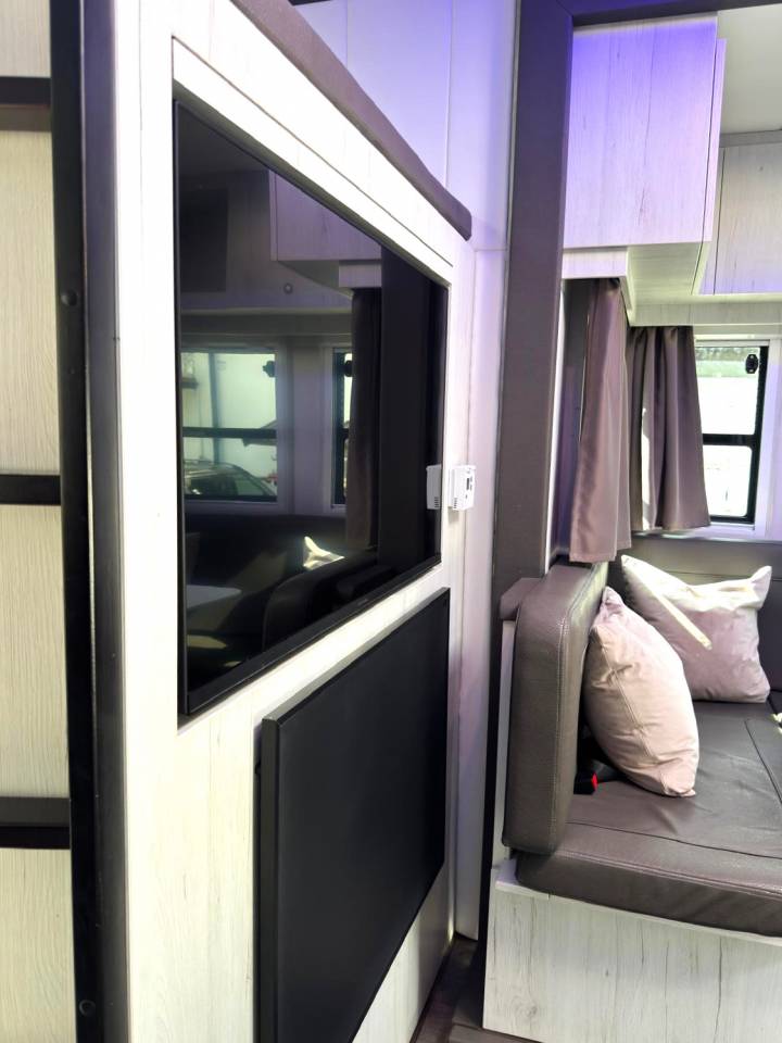 Cami&oacute;n para caballos Mercedes MERCEDES-BENZ 0 De segunda mano