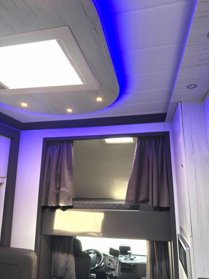 Cami&oacute;n para caballos Mercedes MERCEDES-BENZ 0 De segunda mano