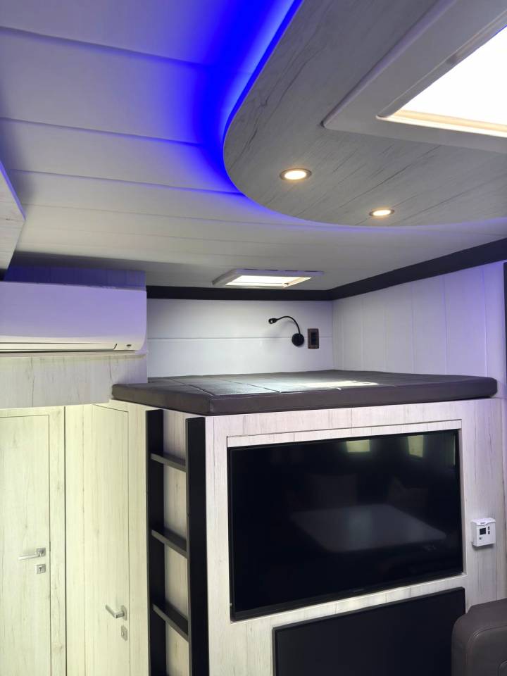 Cami&oacute;n para caballos Mercedes MERCEDES-BENZ 0 De segunda mano