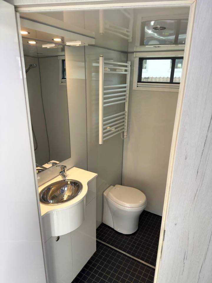 Cami&oacute;n para caballos Mercedes MERCEDES-BENZ 0 De segunda mano