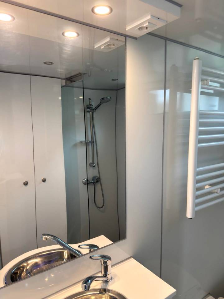 Cami&oacute;n para caballos Mercedes MERCEDES-BENZ 0 De segunda mano