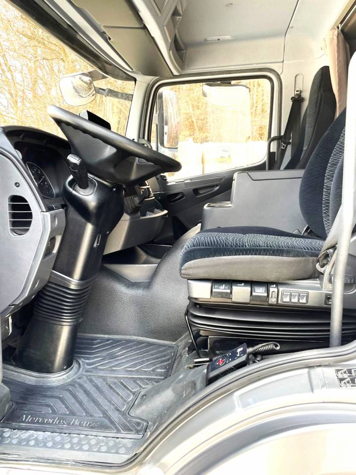 Cami&oacute;n para caballos Mercedes MERCEDES-BENZ 0 De segunda mano