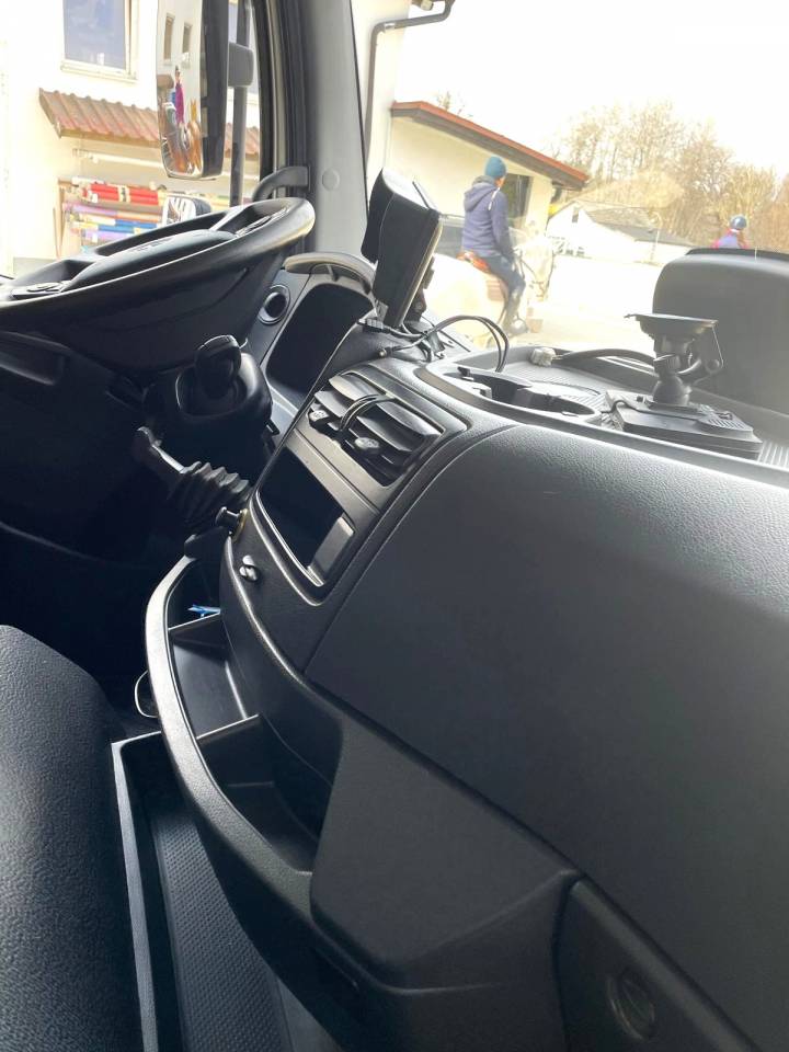 Cami&oacute;n para caballos Mercedes MERCEDES-BENZ 0 De segunda mano