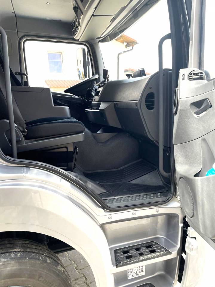 Cami&oacute;n para caballos Mercedes MERCEDES-BENZ 0 De segunda mano