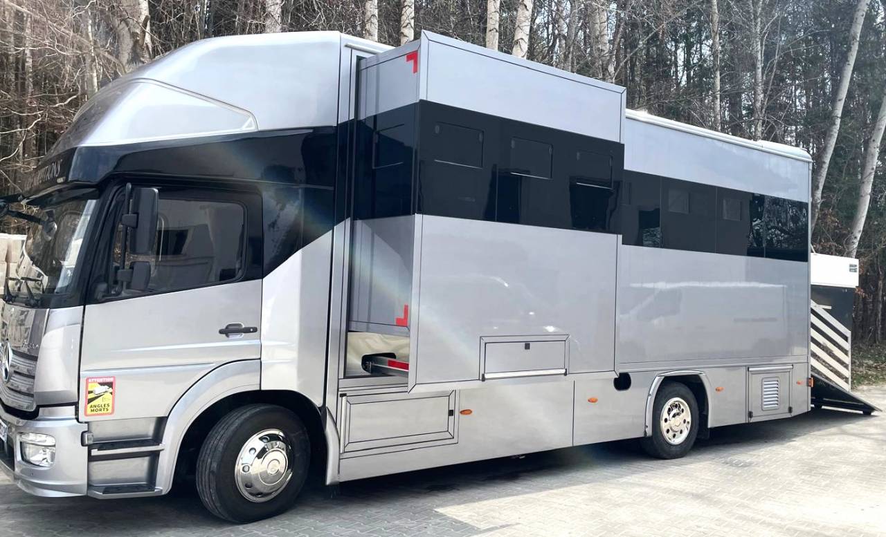 Cami&oacute;n para caballos Mercedes MERCEDES-BENZ 0 De segunda mano