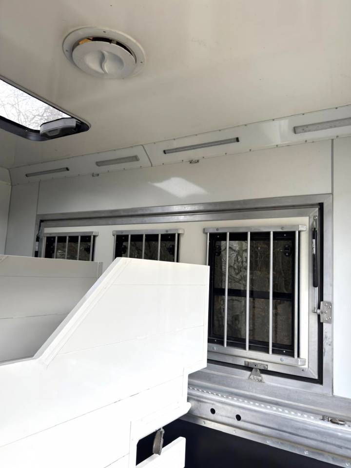 Cami&oacute;n para caballos Mercedes MERCEDES-BENZ 0 De segunda mano