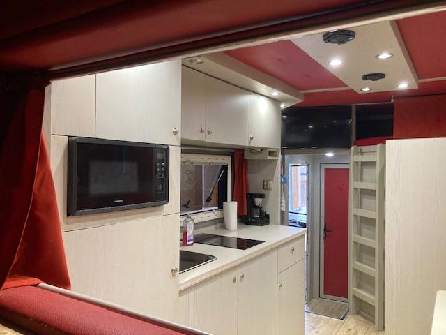 Cami&oacute;n para caballos Renault 44HH1 2011 De segunda mano