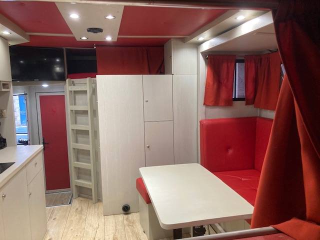 Cami&oacute;n para caballos Renault 44HH1 2011 De segunda mano